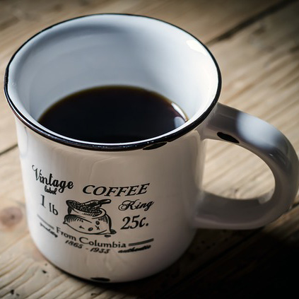 Zdjęcie przedstawiające filiżankę gorącej kawy