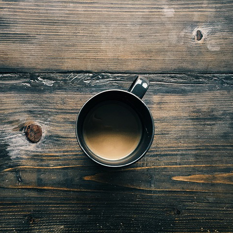 Zdjęcie przedstawiające filiżankę gorącej kawy